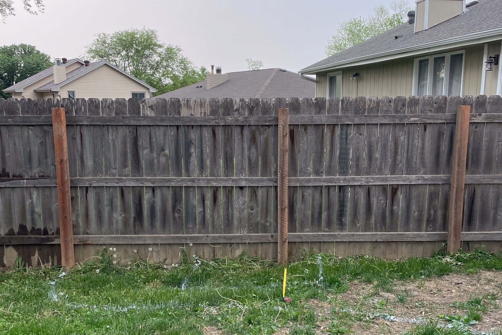 Dirty fence prior to our fence cleaning service