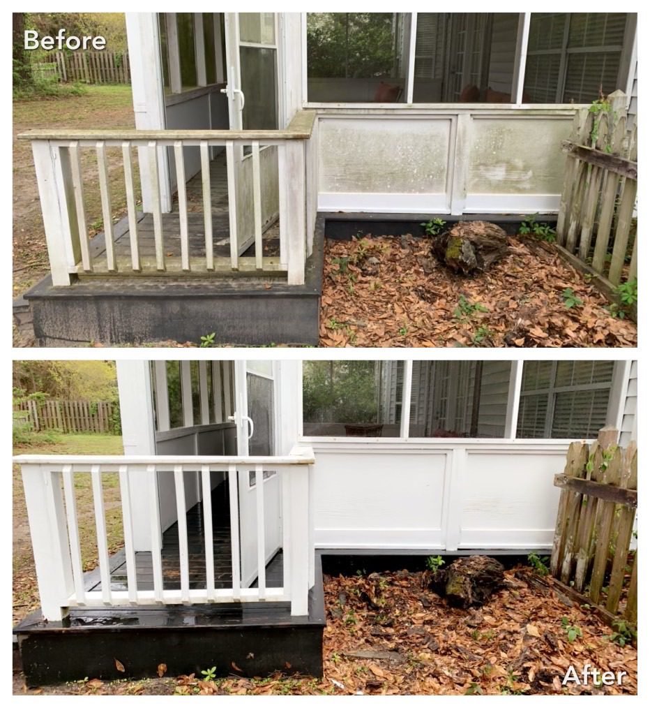 Before and after of a vinyl fence cleaning in Marysville WA, with one side dirty and the other clean